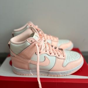 Womens Dunks High (crimson tint)